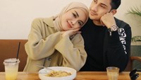 Waktu makan berdua suami menjadi momen romantis bagi orang tua muda ini. Mereka tampak kembali seperti sepasang kekasih yang sedang kasmaran. Foto: Instagram/medinazein