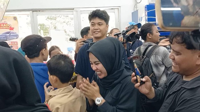 Medina Zein ke minimarket setelah keluar dari penjara.