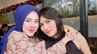 Pada berbagai unggahan Instagramnya, Medina Zein tampak akrab dengan banyak orang. Pergi ke kafe bersama teman-temannya secara bergantian menjadi rutinitasnya. Foto: Instagram/medinazein