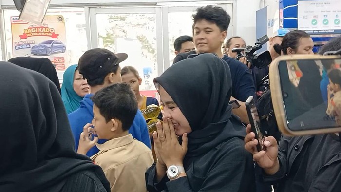 Medina Zein ke minimarket setelah keluar dari penjara.
