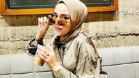 Di sela-sela waktu santainya juga Medina lebih memilih kafe sebagai tujuannya. Segelas es kopi susu yang menyegarkan dipesan untuk diseruput sambil bersantai di sana. Foto: Instagram/medinazein