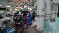 Penggunaan robot dalam prosedur bedah telah merevolusi cara dokter menangani berbagai kondisi medis, termasuk penyakit hati yang memerlukan tindakan pembedahan yang kompleks.