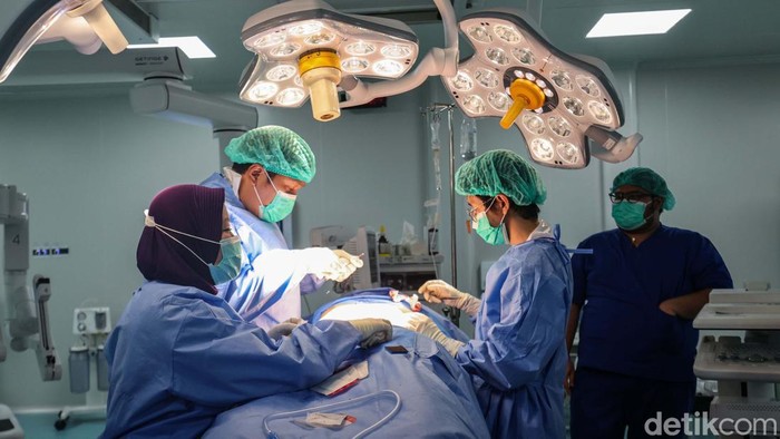 Perkembangan teknologi medis global yang pesat mendorong Indonesia untuk mengadopsi sistem robotik. Termasuk untuk mengoperasi pasien.