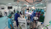 Sejumlah tenaga medis melakukan operasi dengan menggunakan teknologi robotik di RSCM Kencana, Jakarta, Kamis (24/10/2024).