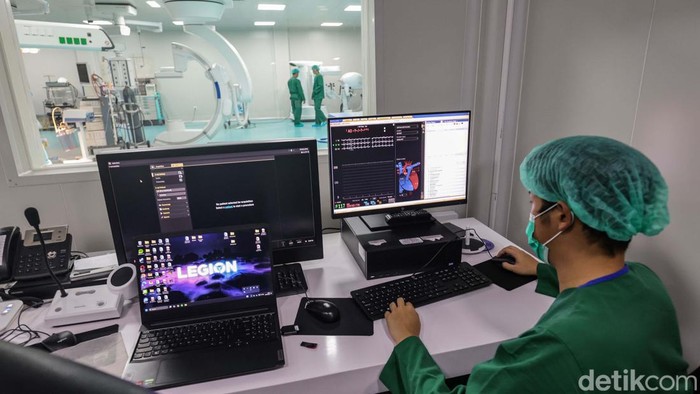 Perkembangan teknologi medis global yang pesat mendorong Indonesia untuk mengadopsi sistem robotik. Termasuk untuk mengoperasi pasien.