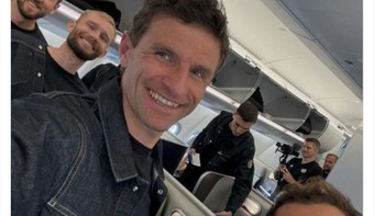 Reaksi pasukan Bayern Munich sebelum dan sesudah pertandingan. Foto: X.com