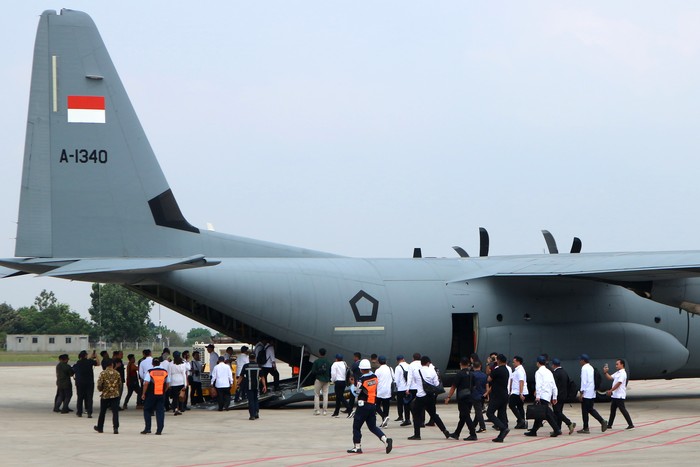 Menteri Kabinet Merah Putih berjalan untuk menaiki pesawat C-130 J Super Hercules A-1340 TNI AU di Base Ops Lanud Halim Perdanakusuma, Jakarta, Kamis (24/10/2024). Jajaran menteri Kabinet Merah Putih bertolak menuju Magelang, Jawa Tengah untuk mengikuti pembekalan di Akademi Militer. ANTARA FOTO/Rangga Pandu Asmara Jingga/sgd/agr