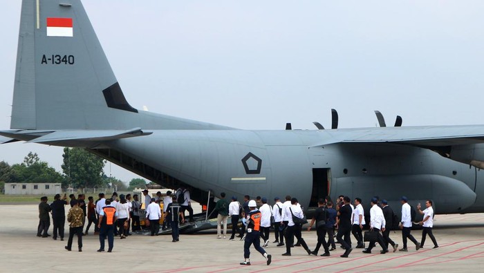 Menteri Kabinet Merah Putih berjalan untuk menaiki pesawat C-130 J Super Hercules A-1340 TNI AU di Base Ops Lanud Halim Perdanakusuma, Jakarta, Kamis (24/10/2024). Jajaran menteri Kabinet Merah Putih bertolak menuju Magelang, Jawa Tengah untuk mengikuti pembekalan di Akademi Militer. ANTARA FOTO/Rangga Pandu Asmara Jingga/sgd/agr