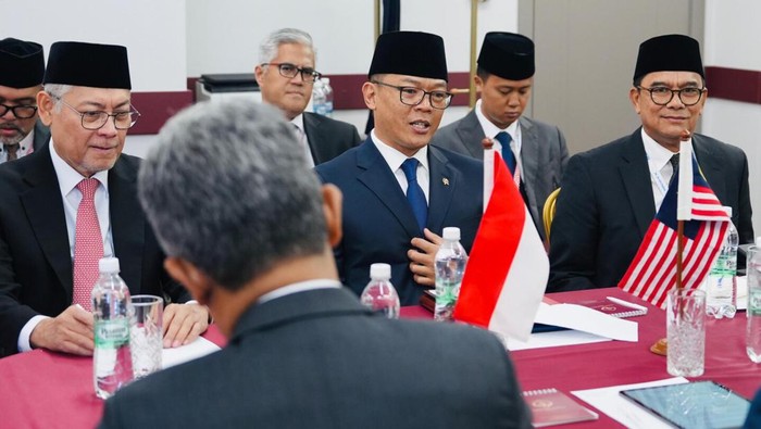 Menteri Luar Negeri RI Sugiono bertemu dengan Menteri Ekonomi Malaysia Hon. Tuan Mohd Rafizi Bin Ramli di sela-sela perhelatan KTT BRICS Plus 2024 di Kazan, Rusia. Keduaanya membahas isu-isu bilateral dan regional (23/10).