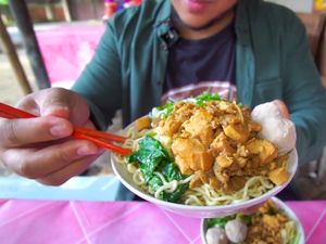 Mie Ayam Rp 10 Ribu hingga Makanan Rating 2,9 yang Bikin Muntah