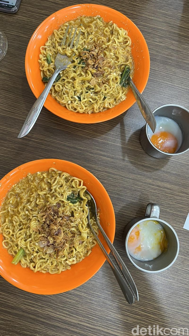 Mie Bangladesh di Warkop Agam Warkop Agam, salah satu tempat makan yang menyajikan menu mie bangladesh.