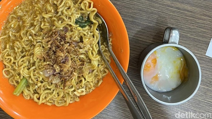 Warkop Agam, salah satu tempat makan yang menyajikan menu mie bangladesh.