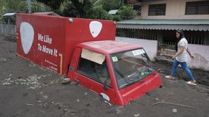 Badai Trami Bikin Mobil-mobil di Filipina Terkubur Endapan Vulkanik