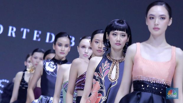 Model memperagakan busana rancangan sebastianRED by Sebastian Gunawan pada Jakarta Fashion Week (JFW) 2025 di Pondok Indah Mall 3, Jakarta, Kamis (24//10/2024). (CNBC Indonesia/Muhammad Sabki)