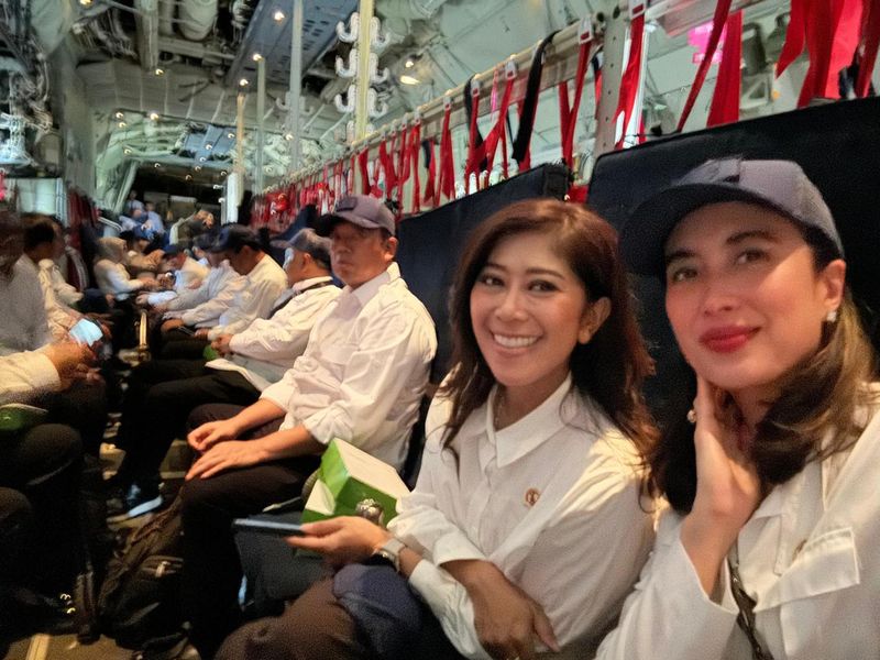 Jajaran Kabinet Merah Putih berangkat ke Akademi Militer, Magelang, untuk menjalani pembekalan dari Presiden Prabowo Subianto. Para menteri dan pejabat setingkat menteri naik pesawat C-130J Super Hercules A-1340.
