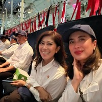 Suasan di dalam kabin Hercules seperti diunggah Menteri Komunikasi dan Digital Indonesia Meutya Hafid. Tiba di Magelang, mereka masih memakai pakaian yang sama. Agenda hari pertama adalah mengikuti materi tentang pemberantasan korupsi yang disampaikan oleh Kapolri Jenderal Listyo Sigit Prabowo. (Foto: Dok. Pribadi Meutya Hafid)