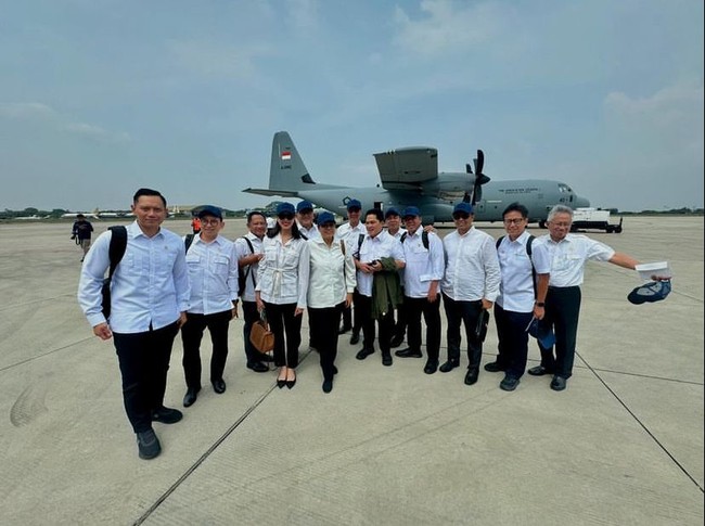 Para menteri dan anggota kabinet lainnya bertolak ke Akademi Militer Magelang, Jawa Tengah, dari Lanud TNI AU Halim Perdana Kusuma, Kamis (24/10/2024). Saat berangkat, mereka kompak memakai kemeja putih, celana hitam, dan topi biru. (Foto: Dok. Sri Mulyani)