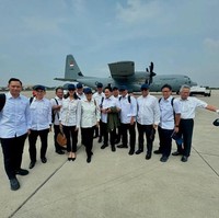 Para menteri dan anggota kabinet lainnya bertolak ke Akademi Militer Magelang, Jawa Tengah, dari Lanud TNI AU Halim Perdana Kusuma, Kamis (24/10/2024). Saat berangkat, mereka kompak memakai kemeja putih, celana hitam, dan topi biru. (Foto: Dok. Sri Mulyani)