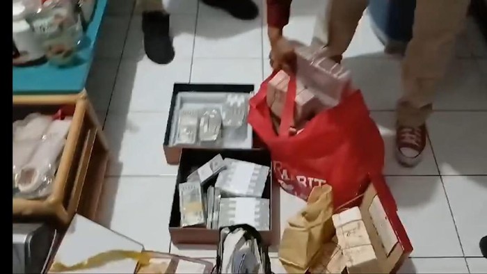 Momen Jaksa Sita Gepokan Duit di Kasus Suap Hakim Pembebas Ronald Tannur (Tangkapan layar video).