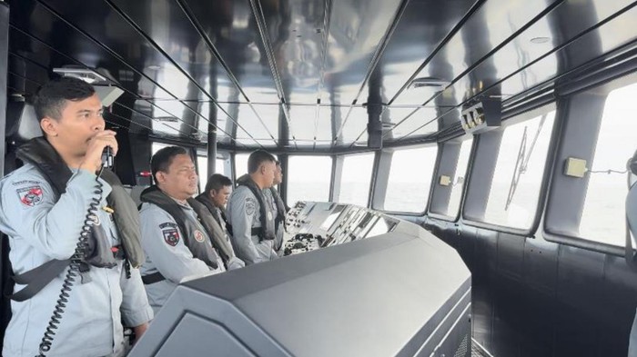 Momen KN Pulau Dana-323 Usir Kapal China di Laut Natuna Kapal China Coast Guard (CCG)) 5402 memasuki wilayah Indonesia di Laut Natuna Utara. Kapal tersebut berhasil diusir oleh KN Pulau Dana-323.