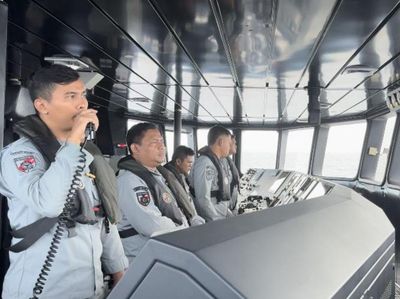 Momen KN Pulau Dana-323 Usir Kapal China di Laut Natuna