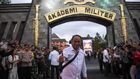 Menteri Koperasi Budi Arie Setiadi mengacungkan jempolnya saat tiba di Akademi Militer (Akmil) Magelang.