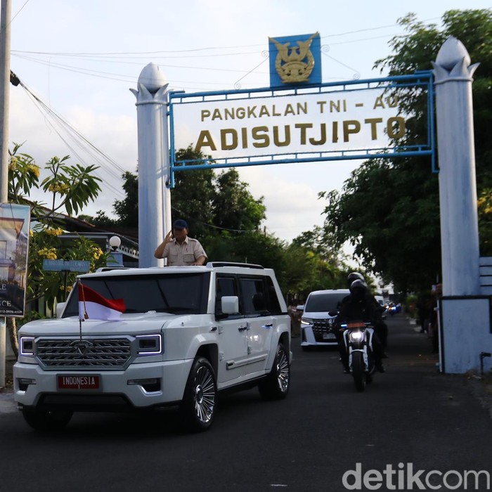 Momen Presiden Prabowo Subianto keluar dari Pangkalan TNI AU Adisutjipto, Sleman, menggunakan Maung Garuda menuju Akmil Magelang, Kamis (24/10/2024).