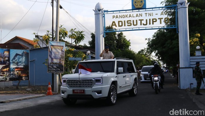Momen Presiden Prabowo Subianto keluar dari Pangkalan TNI AU Adisutjipto, Sleman, menggunakan Maung Garuda menuju Akmil Magelang, Kamis (24/10/2024).