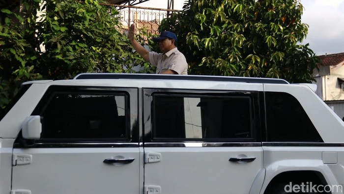 Momen Presiden Prabowo Subianto keluar dari Pangkalan TNI AU Adisutjipto, Sleman, menggunakan Maung Garuda menuju Akmil Magelang, Kamis (24/10/2024).
