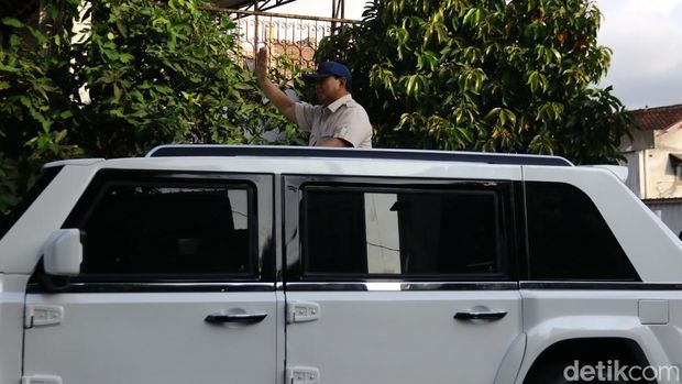 Momen Presiden Prabowo Subianto keluar dari Pangkalan TNI AU Adisutjipto, Sleman, menggunakan Maung Garuda menuju Akmil Magelang, Kamis (24/10/2024). Momen Presiden Prabowo Subianto keluar dari Pangkalan TNI AU Adisutjipto, Sleman, menggunakan Maung Garuda menuju Akmil Magelang, Kamis (24/10/2024).