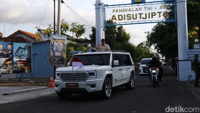 Momen Presiden Prabowo Subianto keluar dari Pangkalan TNI AU Adisutjipto, Sleman, menggunakan Maung Garuda menuju Akmil Magelang, Kamis (24/10/2024).