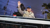 Prabowo yang naik mobil Maung tiba di Akademi Militer (Akmil) Magelang pukul 17.57 WIB.