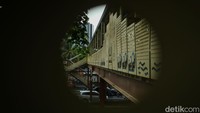 JPO ini juga melintas di atas jalan Cideng Barat dan Cideng Timur.