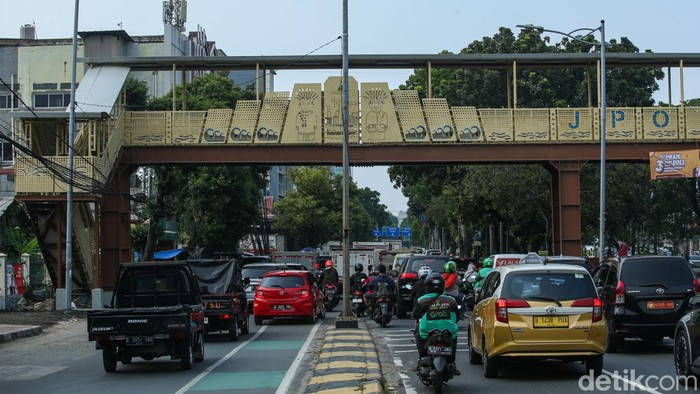 Ornamen Ondel-ondel Hiasi JPO Cideng Jembatan Penyeberangan Orang (JPO) Cideng telah diperbaharui. Kini ada ornamen ondel-ondel yang menghiasi JPO tersebut.