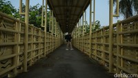 Warga menggunakan Jembatan Penyeberangan Orang (JPO) di Kawasan Cideng, Jakarta, Kamis (24/10/2024).