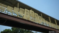 Ornamen khas Jakarta seperti ondel-ondel hingga monas dapat ditemui di JPO ini.