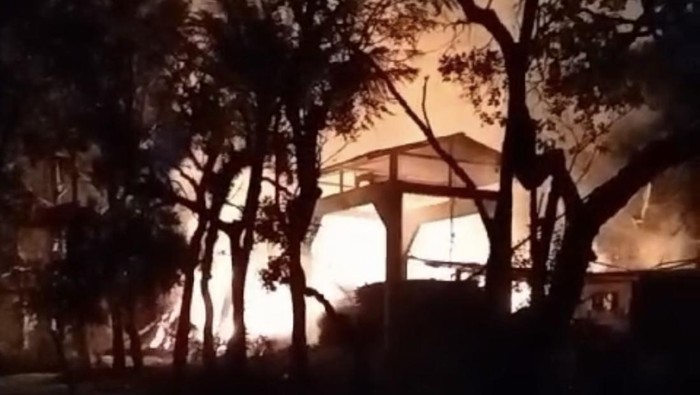 Pabrik gula merah di Kecamatan Patimpeng terbakar.