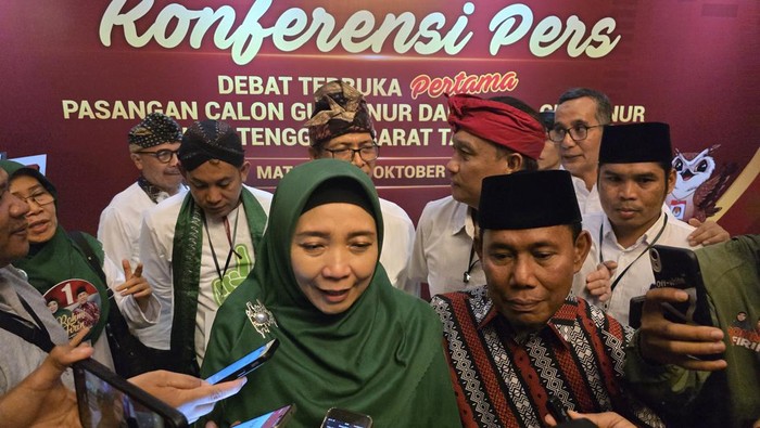 Pasangan calon (paslon) Sitti Rohmi Djalillah-Musyafirin (Rohmi-Firin) saat konferensi pers seusai debat perdana Pilgub NTB 2024 di Mataram. (Foto: Helmy Akbar/detikBali)