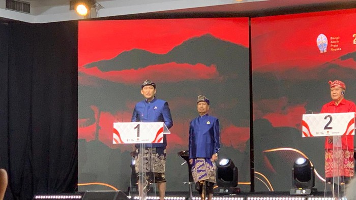 Paslon nomor urut 1 Raden Cahyo Adhi Nugroho Martosubroto-I Gusti Made Winuntara saat memaparkan visi-misi pada debat perdana Pilbup Bangli 2024 di Sanur, Denpasar, Kamis (24/10/2024) malam. (Foto: Agus Eka/detikBali)