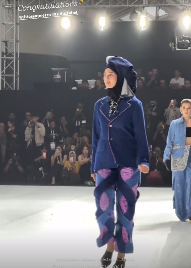 Paula terlihat penuh percaya diri dan luwes berjalan di lantai catwalk. Sesuatu yang sudah diantisipasi dari seorang model profesional. Foto: Instagram