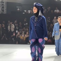 Paula terlihat penuh percaya diri dan luwes berjalan di lantai catwalk. Sesuatu yang sudah diantisipasi dari seorang model profesional. Foto: Instagram