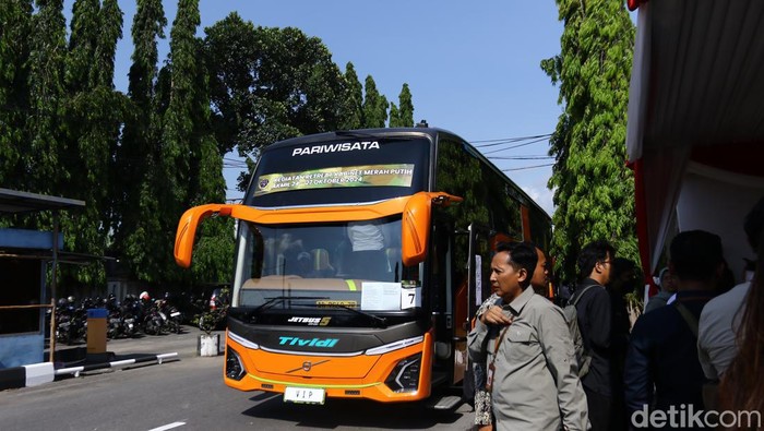 Penampakan bus penjemput anggota Kabinet Merah Putih di Bandara Adisujtipto, Sleman, Kamis (24/10/2024).