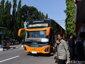 Rombongan Retret Kabinet Tiba di Bandara Adisutjipto, Diantar ke Akmil Naik Bus