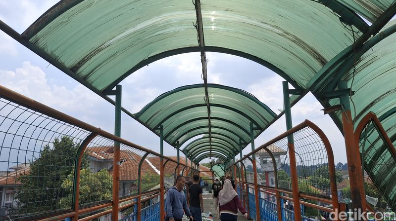 Penampakan Jembatan Penyeberangan Orang (JPO) Stasiun Bogor yang mengalami kerusakan di bagian atap dan pagar. Padahal, JPO tersebut menjadi akses menuju stasiun (Sholihin/detikcom)