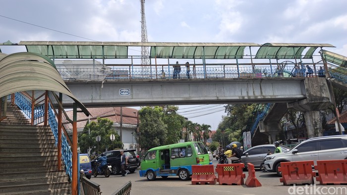 Penampakan Jembatan Penyeberangan Orang (JPO) Stasiun Bogor yang mengalami kerusakan di bagian atap dan pagar. Padahal, JPO tersebut menjadi akses menuju stasiun (Sholihin/detikcom)