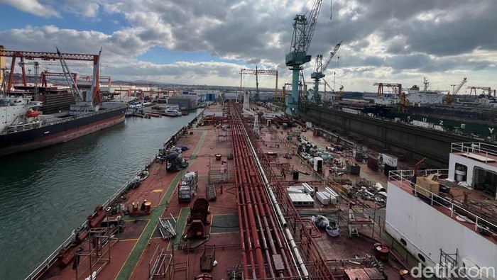 Sebuah kapal tanker berbendera Indonesia sempat menghebohkan dunia pada awal 2024 silam. Kapal tersebut berhasil melintasi Laut Merah yang kala itu sedang memanas.