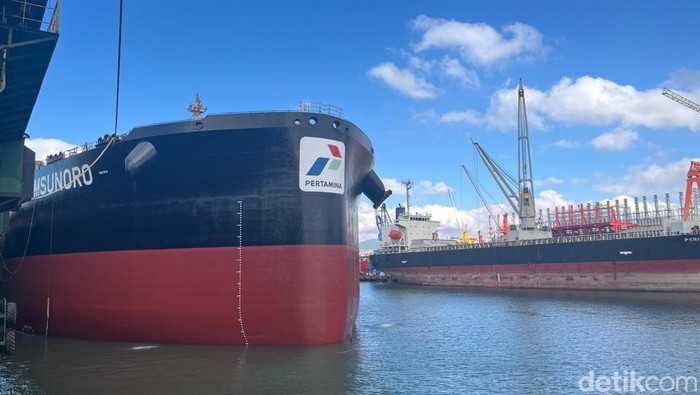 Sebuah kapal tanker berbendera Indonesia sempat menghebohkan dunia pada awal 2024 silam. Kapal tersebut berhasil melintasi Laut Merah yang kala itu sedang memanas.