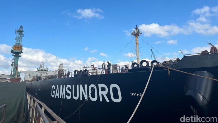 Penampakan Kapal Raksasa PIS yang Sempat Bikin Heboh Dunia Sebuah kapal tanker berbendera Indonesia sempat menghebohkan dunia pada awal 2024 silam. Kapal tersebut berhasil melintasi Laut Merah yang kala itu sedang memanas.