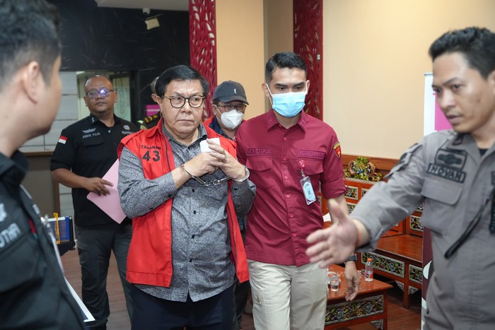 Tiga hakim PN Surabaya yang ditangkap Kejaksaan Agung RI, Erintuah Damanik (tengah), Mangapul (kiri), dan Heru Hanindyo tiba untuk ditahan di Kejaksaan Tinggi Jawa Timur, Jawa Timur, Kamis (24/10/2024) dini hari. Tim gabungan Kejaksaan Agung RI menangkap tiga hakim PN Surabaya yang diduga melakukan tindak pidana korupsi berupa suap dan/atau gratifikasi terkait penanganan perkara tindak pidana umum di PN Surabaya atas nama terdakwa Gregorius Ronald Tannur. ANTARA FOTO/HO-Penkum Kejati Jatim/sgd/tom.