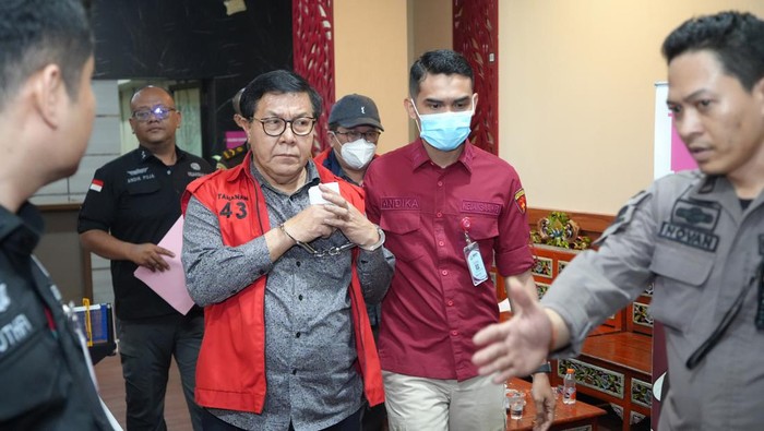 Tiga hakim PN Surabaya yang ditangkap Kejaksaan Agung RI, Erintuah Damanik (tengah), Mangapul (kiri), dan Heru Hanindyo tiba untuk ditahan di Kejaksaan Tinggi Jawa Timur, Jawa Timur, Kamis (24/10/2024) dini hari. Tim gabungan Kejaksaan Agung RI menangkap tiga hakim PN Surabaya yang diduga melakukan tindak pidana korupsi berupa suap dan/atau gratifikasi terkait penanganan perkara tindak pidana umum di PN Surabaya atas nama terdakwa Gregorius Ronald Tannur. ANTARA FOTO/HO-Penkum Kejati Jatim/sgd/tom.